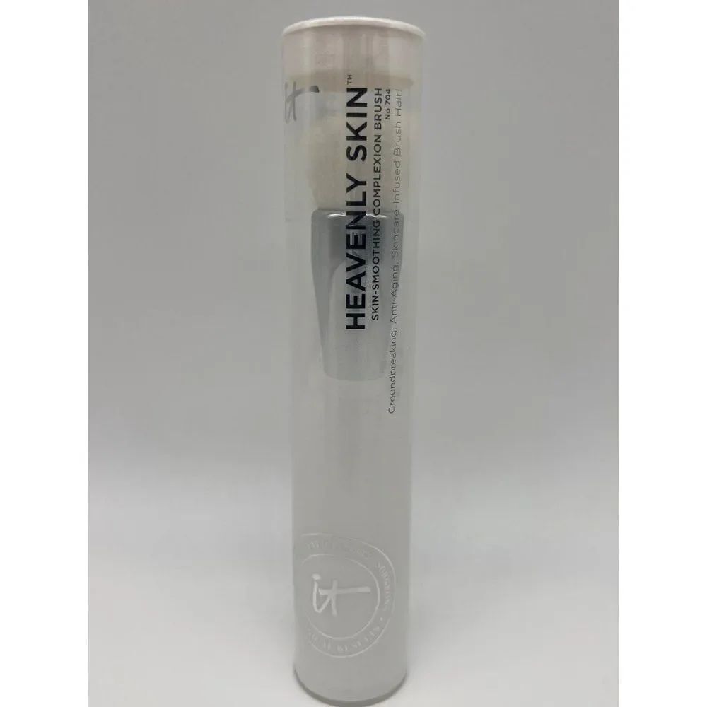 It Cosmetics Heavenly Skin-Smoothing Complexion Brush No 704